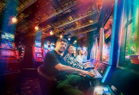 Layar turnamen microgaming menampilkan peringkat pemain real-time dan hadiah bulanan
